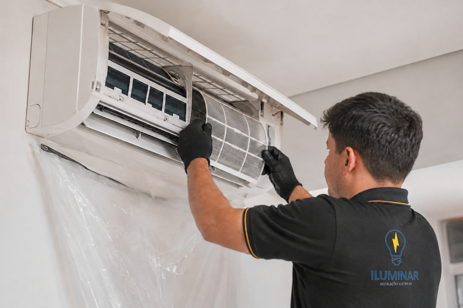 Técnico da Iluminar realizando inspeção elétrica em quadro de distribuição residencial
