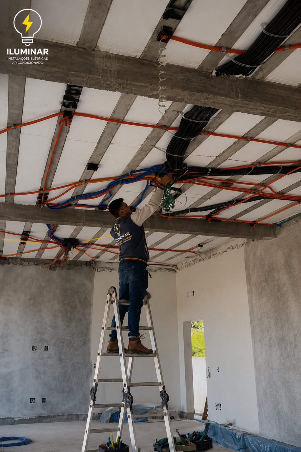 Eletricista realizando uma instalação elétrica com organização e segurança